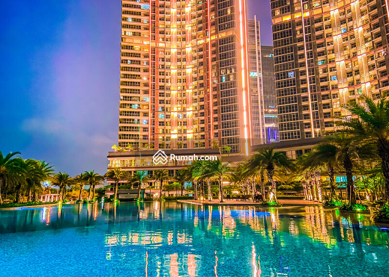 Suasana taman bergaya resort Gold Coast di malam hari