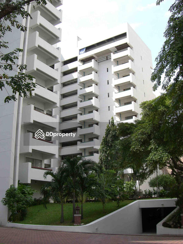 53  Esmeralda apartments bangkok Living Room